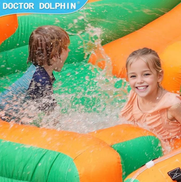 ⁦מתנפח מים עם מגלשה דו-מסלולית  מבית Doctor Dolphin⁩ – תמונה ⁦7⁩