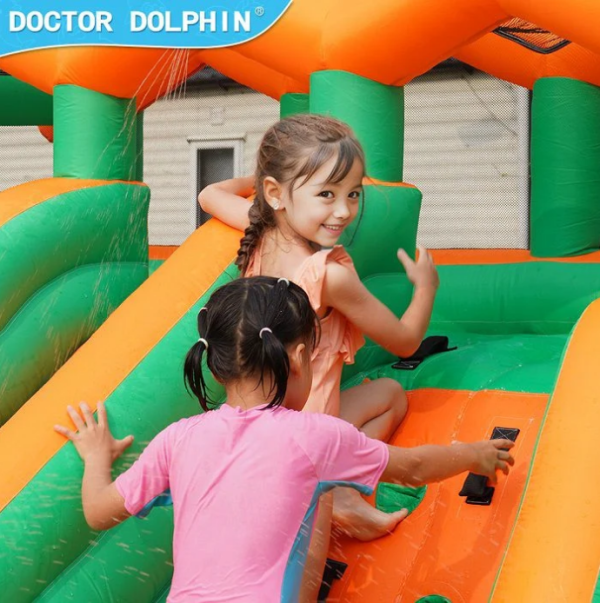 ⁦מתנפח מים עם מגלשה דו-מסלולית  מבית Doctor Dolphin⁩ – תמונה ⁦8⁩