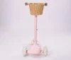 ⁦קורקינט וינטג עם סלסלת קש בצבע ורוד מסדרת Retro line⁩ – תמונה ⁦3⁩